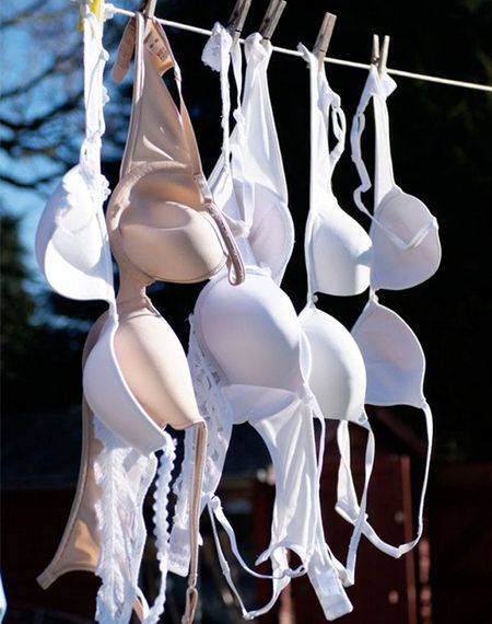 How to wash your bra with one simple trick Remove Deodorant Stains, Cleaning Painted Walls, Bra Hacks, Glossy Makeup, Deep Cleaning Tips, Deodorant Stains, Clean Dishwasher, Laundry Hacks, Cleaning Routine