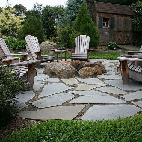 my patio idea with left over broken cement that I'm having taken out and in the center a fire pit Stone Backyard, Pea Gravel Patio, Circular Patio, Gravel Patio, Fire Pit Furniture, Hardscape Design, Stone Patio, Stone Fire Pit, Flagstone Patio