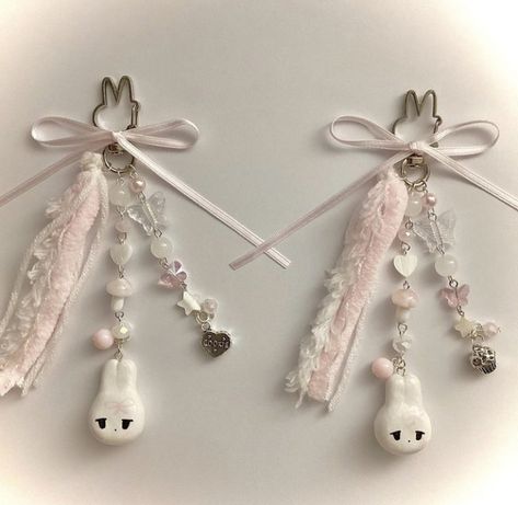 Bunny Jewelry, Keychain Pink, Pink Keychain, Desain Quilling, Clay Keychain, Pretty Jewelry Necklaces, Jewerly Beads, Bunny Earrings, Pink Coquette