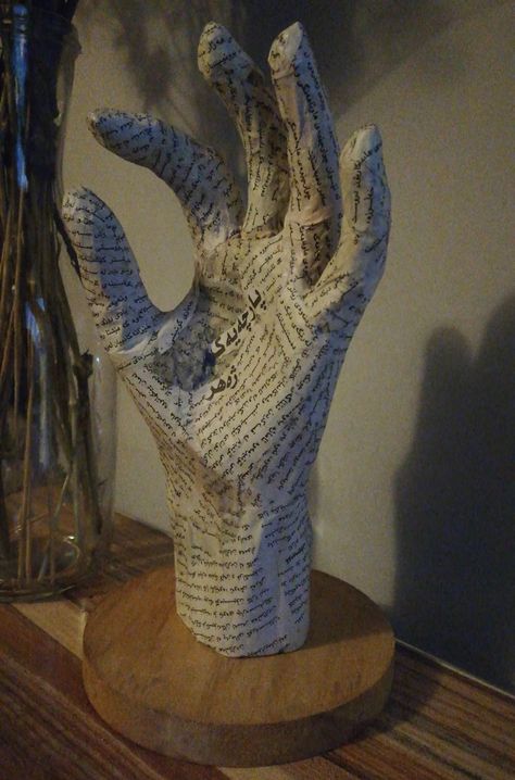 Hand Plaster Ideas, Paper Mache Hand Sculpture, Plaster Sculpture Ideas Art Projects, Cardboard And Paper Mache, Paper Mache Designs Ideas, Cardboard Hand Sculpture, Paper Mache Person, Paper Mache Craft Ideas, Paper Mashing Crafts