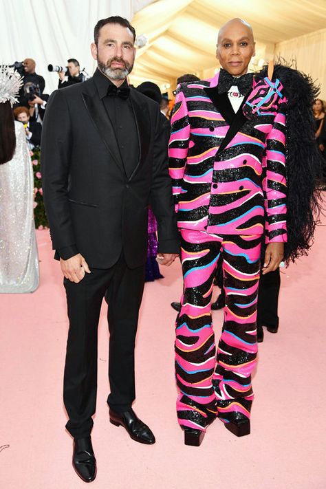 Met Gala 2019: Ru Paul - with his husband - wearing a Zaldy zebra-striped & sequined suit with an ostrich-feathered zebra mane Famous Duos, Rupaul Drag Queen, Gender Fluid Fashion, Met Gala Red Carpet, Famous Couples, Bodo, Costume Institute, Rupauls Drag Race, Rupaul