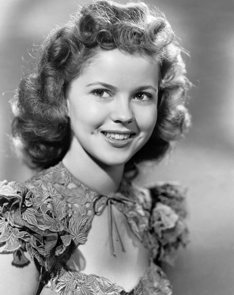 shirley temple | More Classic Actresses: Shirley Temple | entertainmentaroundtheworld Shirley Temples, Old Christmas Movies, Klasik Hollywood, Temple Movie, Temple Poster, Shirley Temple Black, Susan Hayward, Julie Newmar, Classic Christmas Movies