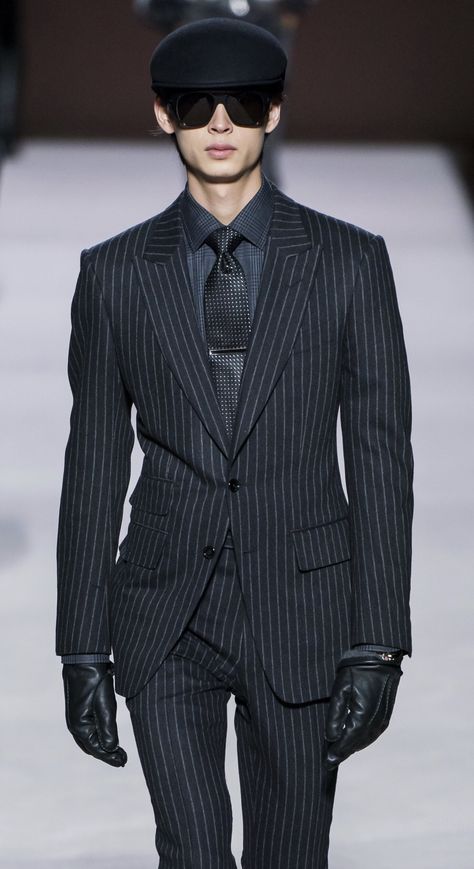 TOM FORD Fall 2018 Ready-To-Wear Look #18 Up Close Detail featuring Yang Hao / NEW YORK FASHION WEEK Stylish Men Wear, Black Tie Attire, Slim Fit Suit Men, Classy Suits, Tom Ford Suit, All Black Fashion, Mens Trendy Outfits, Men Stylish Dress, Fashion Suits For Men