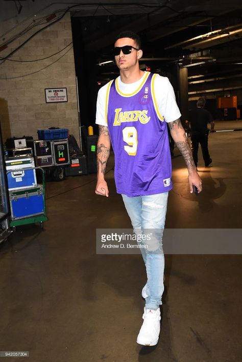 Lakers Outfit Men, Nba Suits, Jersey Streetwear Outfit, Boys Mood Board, Nba Jersey Outfit, Nba Players Fashion, Lakers Outfit, Man Street Style, Jersey Streetwear