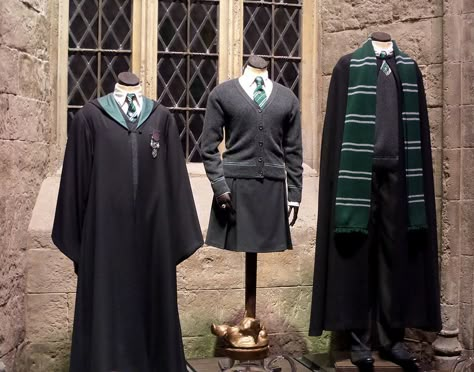 Slytherin uniforms  [Trip to The Making of Harry Potter - Warner Bros. Studio Tour] Slytherin Uniform, Harry Potter Uniform, Slytherin Costume, Harry Potter Costumes, Harry Potter Robes, Slytherin Clothes, Slytherin Outfit, Harry Potter Halloween Costumes, Harry Potter Props