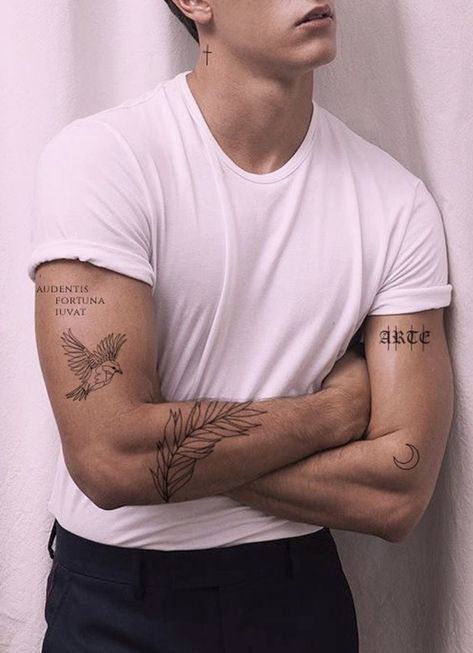 Tatuagem Masculina Pequena, Wrist Tattoos For Guys, Tattoo Inspiration Men, Bicep Tattoo, Cool Small Tattoos, Small Tattoos For Guys, Hand Tattoos For Guys, Best Tattoo Designs, Black Ink Tattoos