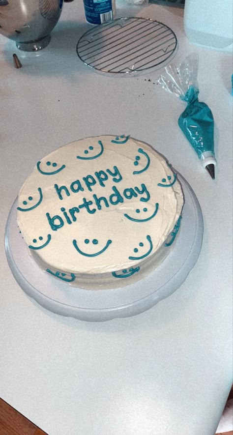 smiley face cake, smiley cake, birthday cake, happy birthday Easy Cute Cake Ideas, 15 Birthday Cake Aesthetic, Tarta Aesthetic, Happy Birthday Cake Funny, Cake With Smiley Face, Happy Birthday Cake Simple, Funny Cakes Birthday, Happy Birthday Cake Aesthetic, Bff Birthday Cake