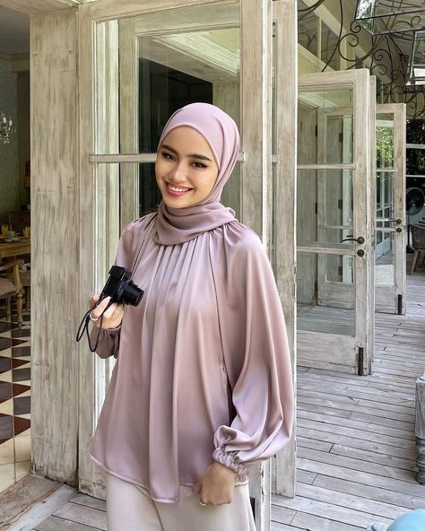 Satin Blouse Outfit Classy, Muslimah Fashion Casual, Blouse Satin, Girls Dress Outfits, Muslim Outfits Casual, Hijab Style Casual, Hijabi Fashion Casual, Casual Hijab Outfit, Hijabi Outfits Casual