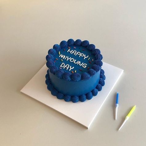 Cake Birthday Korea Blue, Simple Birthday Cakes For Boys, Lunch Cake Birthday, Navy Blue Birthday Cake, Blue Cake Aesthetic, Royal Blue Cake, Lunch Cake, Blue Birthday Cake, Cake Designs For Boy