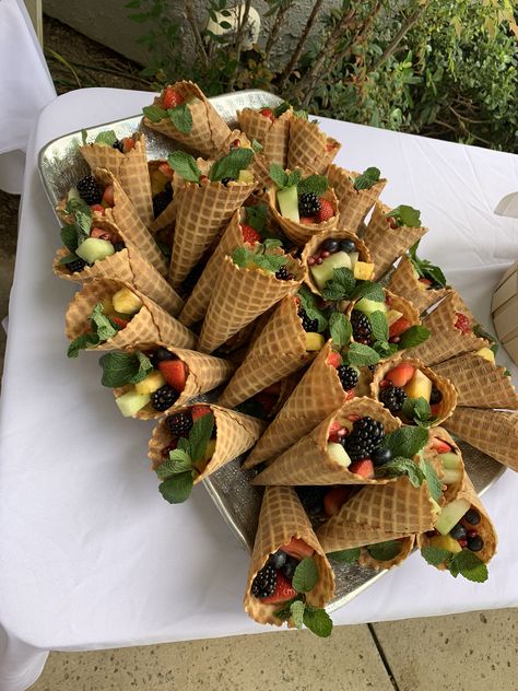 Outside Birthday Brunch Ideas, Brunch Event Food Ideas, Open House Finger Food Ideas, Cousins Brunch Ideas, Graduation Fruit Ideas, Open House Appetizer Ideas, Graduation Breakfast, Breakfast Graduation Party, Breakfast Buffet Ideas Brunch Party Healthy