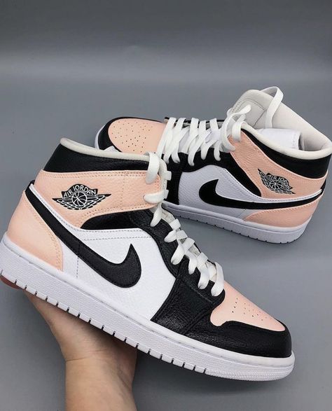 Cute Air Jordan 1 Women, Cool Shoes Women, Women Nike Dunks, Sneakers Outfit Nike, Basketball Shoes Women's, Nike Dunks Outfit, 1s Shoes, Shoes Sneakers For Women, Jordan Aesthetic