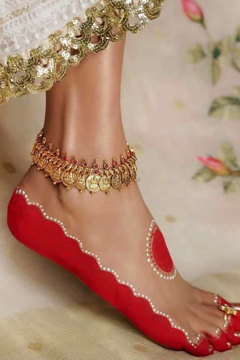 Gold Payal, Bridal Payal, Payal Design, Head Jewellery, Bridal Foot Jewelry, Rajasthani Mehndi Designs, Indian Bride Makeup, Bengali Bridal Makeup, Anklet Designs