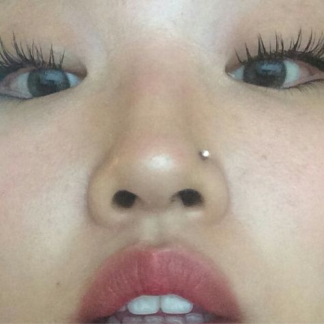 Left Nostril Piercing, Nose Piercing Dainty, Nose Studs Piercing, Piercings Ideas Face, Piercing Ideas Nose, Nose Peircing, Nostril Piercing Jewelry, Dream Piercings, Piercing Nostril