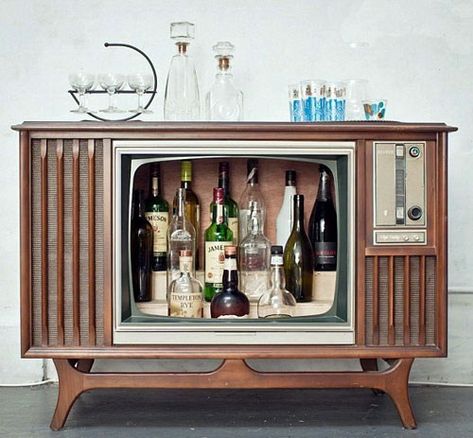 Don't Know What to Do With Your Old TV? Liquor Cabinet @Natalie Johnson Should've kept the one from GA Bar Mini, Bar Sala, Bar In Casa, Diy Home Bar, Tv Vintage, Bar Vintage, Mid Century Bar, Mini Bars, Cabinet Style