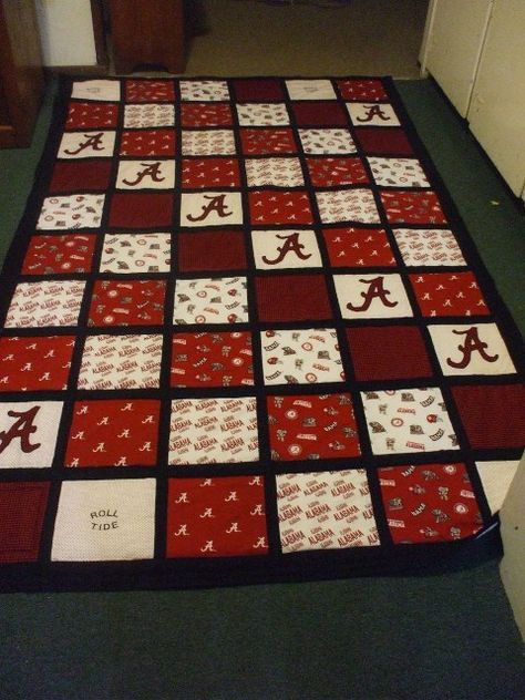 College Quilts Ideas, Sport Quilts Ideas, Sports Quilts Patterns Ideas, Jersey Quilt Diy Sports, Baseball Quilts, Razorback Quilt Pattern, Georgia Bulldogs Quilt, Quilting Rooms, College Quilts