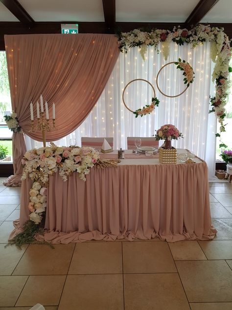 Curtain Lights Backdrop Wedding, Quinceanera Backdrop Ideas Head Tables, Simple Backdrop Decorations, Quinceanera Backdrop Ideas, Quinceanera Main Table Ideas, Quince Decorations, Wedding Background Decoration, Quinceanera Decorations, Wedding Backdrop Design