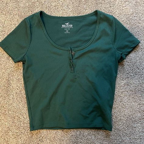 Brand New Hollister Tee. Never Worn - Perfect Condition. Stretchy, Ribbed Fabric. Hollister Outfits, Teen Shirts, Cute Tops For Teens, Hollister Clothes, Curved Hem Top, Preppy Tops, Hollister Shirts, Ribbed Shirt