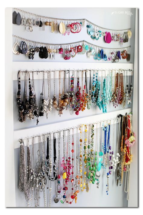 simple jewelry organization Jewerly Organizer, Diy Organizer, Jewelry Organizer Wall, Diy Jewelry Holder, Jewelry Wall, Jewelry Rack, Jewelry Organizer Diy, Bee Crafts, Wall Organization