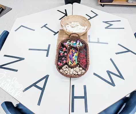 mme king @jadorekinder on Instagram: “Another back to school provocation that's super similar to the names-on-bristol-board + loose parts table that you guys love! This would be…” Writing Provocations Preschool, Letter Sound Provocations, Back To School Provocations, Literacy Provocations Preschool, Letter Provocations, Loose Parts Table, Literacy Corner, Nature Kindergarten, Early Childhood Education Activities