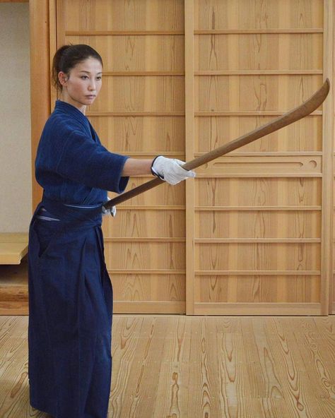 Naginata Pose, Polearm Pose, Samurai History, Japanese Martial Arts, Beauty Of Japan, Female Martial Artists, Creation Art, Martial Arts Women, Samurai Armor