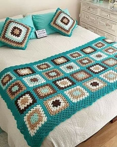 Crocheted Blanket, Crochet Bedspread Pattern, Crochet Granny Square Blanket, Crochet Bedspread, Haken Baby, Crochet Cushions, Crochet Square Patterns, Quick Crochet, Granny Square Crochet Pattern