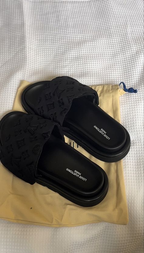 Louis Vuitton Slides, Cute Slides, Crocs Fashion, Designer Slides, Pretty Sandals, Pretty Shoes Sneakers, Shoes Outfit Fashion, Slippers Summer, Black Slides