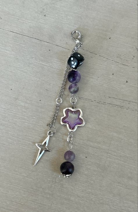 Purple Bead Keychain, Purple Keychain, Purple Phone Charm, Beaded Jewels, Handmade Jewelry Tutorials, Diy Bracelet Designs, Beads Bracelet Design, Jewelry Accessories Ideas, Diy Crafts Jewelry