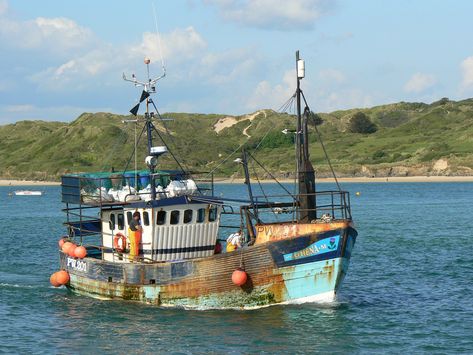 Trawler Boats, Fishing Dock, Fishing Vessel, Old Boats, Boat Fishing, Boat Painting, Tug Boats, Fishing Boat, Small Boats