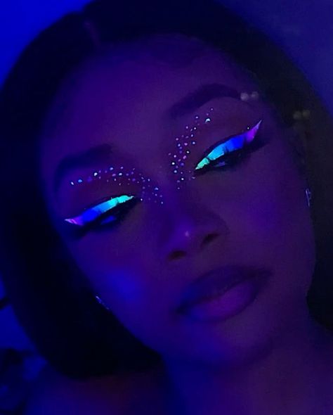 Neon Makeup Ideas, Blacklight Makeup, Coloured Eyeshadow, Glow In The Dark Makeup, Black Light Makeup, Edc Makeup, Uv Makeup, Pastel Graphic, Creative Halloween Costumes Diy