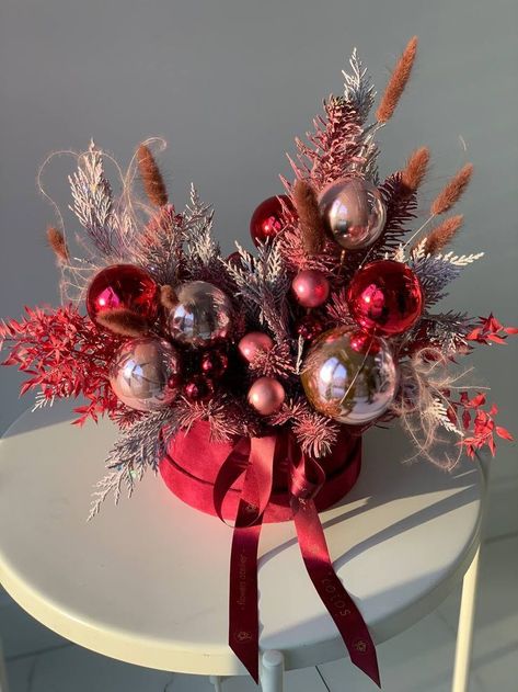 New Year Bouquet, Winter Tree Decorations, Christmas Jobs, Christmas Flower Decorations, Tree Decorating Ideas, Christmas Bouquet, Flower Arrangement Designs, Christmas Flower Arrangements, Holiday Arrangement