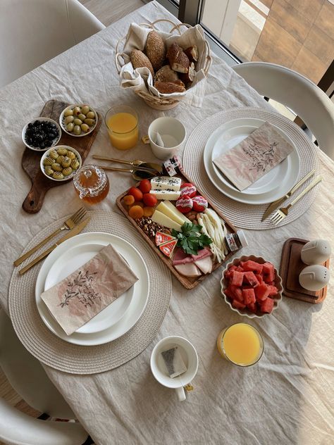 Easter Dinner Aesthetic, Home Brunch Aesthetic, Home Breakfast Aesthetic, Aesthetic Breakfast Table, Breakfast At Home Aesthetic, Breakfast Table Aesthetic, Family Breakfast Table, Hosting Breakfast, Easter Brunch Table