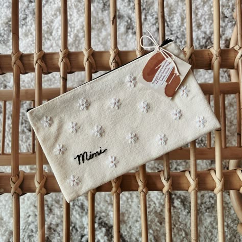 Hand embroidered daisy flowers with personalized name 💕 #handembroidery #embroidery #smallbusiness #smallbusinessowner #shopsmall #etsyseller #cutegifts #aesthetic #handmade #giftideas #giftforher #giftsforfriends #daisy Small Bag Embroidery Ideas, Embroidery Shopping Bag, Hand Embroidered Canvas Bag, Belt Bag Embroidery, Hand Embroidery Products Ideas, Pouch Embroidery Ideas, Embroidered Pencil Pouch, Hand Embroidered Bag, Embroidery Inspiration Aesthetic