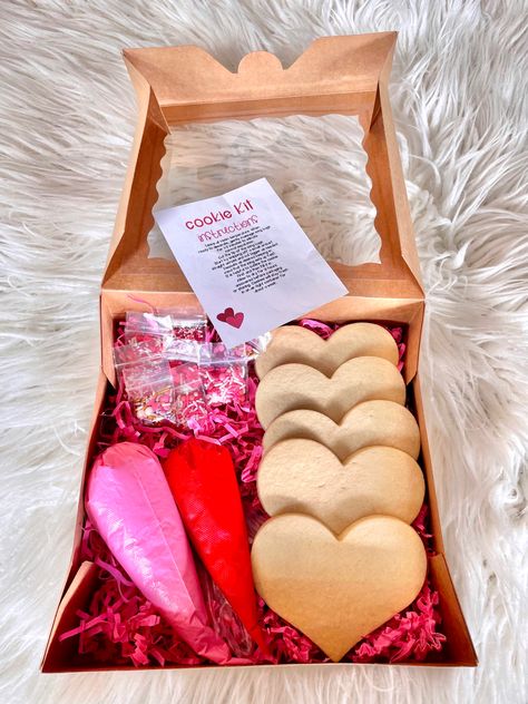 Valentines Cookie Kits, Valentines Bakery Box Ideas, Valentines Day Cookie Boxes, Valentine Cookie Boxes, Valentine’s Day Bake Sale, Postres Para San Valentin Ideas, Ideas San Valentin Reposteria, Ideas Para Vender En San Valentin, Valentine Cookie Bouquets