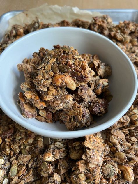 Healthy Date Caramel Nut and Seed Granola Carnival Cruise Granola Recipe, Healthy Date Caramel, Date Granola, Healthy Granola Recipe, Seed Granola, Breakfast Simple, Pumpkin Spice Granola, Granola Ingredients, Caramel Ingredients