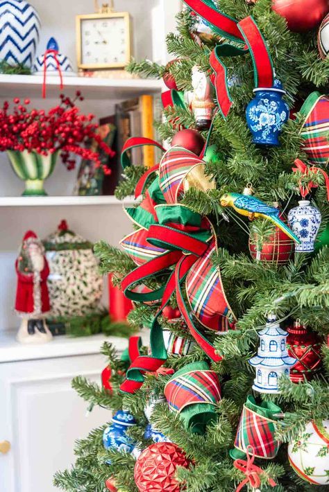 The Weekly Muse: 26th Edition Chinoiserie Christmas Decor, Red And Green Ornaments, Christmas Turquoise, Chinoiserie Christmas Tree, Green Christmas Decorations, Green Ornaments, Classic Holiday Decor, Chinoiserie Christmas, Blue Christmas Decor