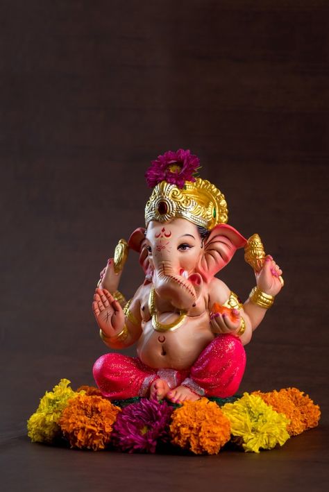 Hindu god ganesha. ganesha idol on dark ... | Premium Photo #Freepik #photo #flower #hands #india #festival Ganpati Photo Hd, Om Gam Ganapataye Namaha, Ganesh Ji Images, Ganpati Bappa Wallpapers, India Festival, Ganpati Bappa Photo, Ganesh Lord, Ganesha Idol, Shri Ganesh Images