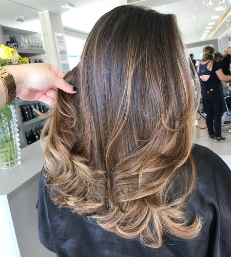 Half Head Highlights Brown Hair Caramel, Baylage Hair, Beauty Hair Color, Brown Hair Looks, Brown Hair Inspo, Brunette Hair With Highlights, Caramel Balayage, Hairstyles For Layered Hair, Brunette Balayage Hair