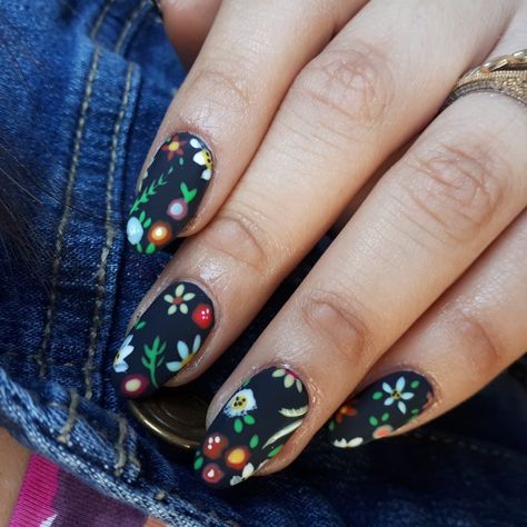 Black Nails With Floral Design, Gothic Floral Nails, Dark Green Nails With Flowers, Dark Cottagecore Nails, Dark Flower Nails, Vines Nails, Dark Floral Nails, Black Nails With Flowers, Botanical Nail Art