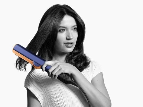 Say goodbye to frizz, flyaways and hair damage with Dyson's air-powered straightener. #Dyson #dysonairstrait #dysontechnology Perfume Ariana Grande, Dyson Technology, Arm Lock, Towel Dry Hair, Heat Mat, Elf Cosmetics, Hot Plates, Heat Damage, No Heat