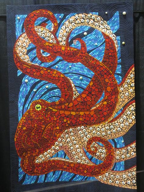 This octopus is a quilt and a gorgeous one at that. Octopus Quilt Ideas, Octopus Bedroom, Octopus Quilt, Mermaid Quilt, Ocean Quilt, Fish Quilt, Sea Quilt, Landscape Quilt, Quilt Modernen