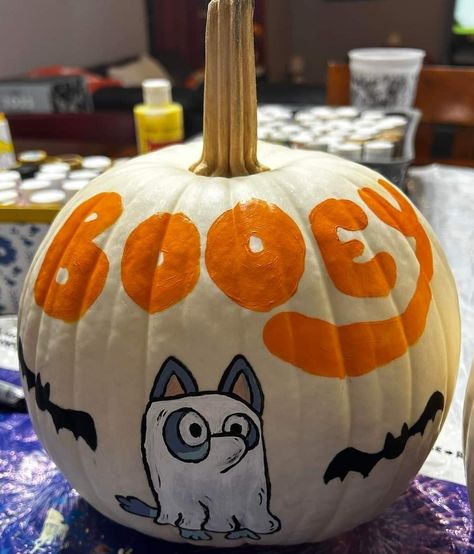 Booey Halloween Pumpkin, Pumpkin Carving Ideas Bluey, Bluey Pumpkin Painting, Bluey Pumpkin Carving, Astronaut Pumpkin, Pumkin Designs, Cute Painted Pumpkin Ideas, Kitty Pumpkin, Halloween Pumpkin Crafts