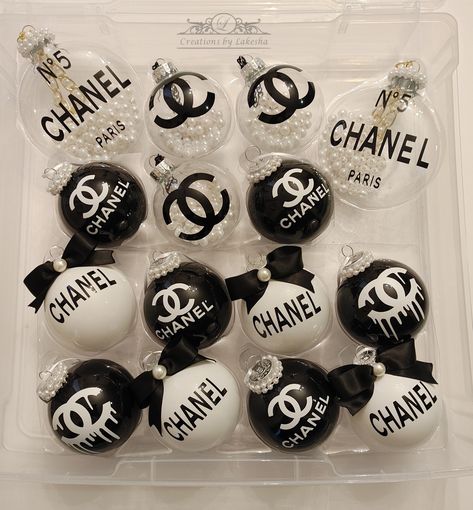 Chanel Theme Christmas Tree, Chanel Ornaments Diy, Chanel Christmas Ornaments, Designer Christmas Ornaments, Chanel Christmas Tree Ideas, Chanel Diy Decor Ideas, Diy Chanel Decor, Louis Vuitton Christmas Tree, Chanel Ornaments