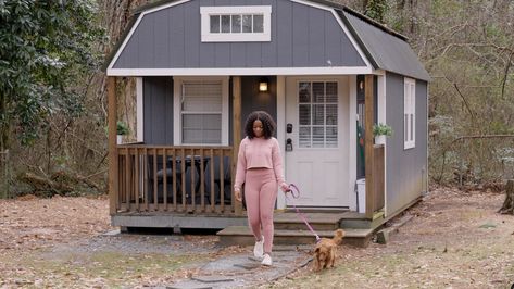 In 2020, Precious Price built a tiny home for $35,000 in her backyard, which she now lives in with her dog. The income she earns from renting out her main 3-bedroom house pays for all of her living expenses, including mortgage fees, property taxes and utility bills. Inside Tiny Houses, Luxury Tiny Home, Living In A Shed, Tiny Luxury, Types Of Wood Flooring, Tiny House Luxury, Utility Buildings, Interiors Online, Modern Tiny House