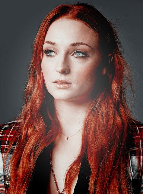 Sophie Turner Vanessa Mazur, Sophia Turner, Long Layered Bob, Oc Aesthetic, Gold Hair Colors, Hair Blond, Beautiful Red Hair, Lob Hairstyle, Sansa Stark