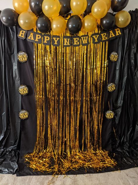 New year's backdrop Diy New Years Backdrop, New Years Backdrop Ideas, New Year Backdrop Ideas, New Years Photo Backdrop, New Year Decor Ideas, Diy New Years Eve Decorations, Party Backdrop Ideas, New Years Eve Birthday Party, New Years Eve Party Ideas Decorations