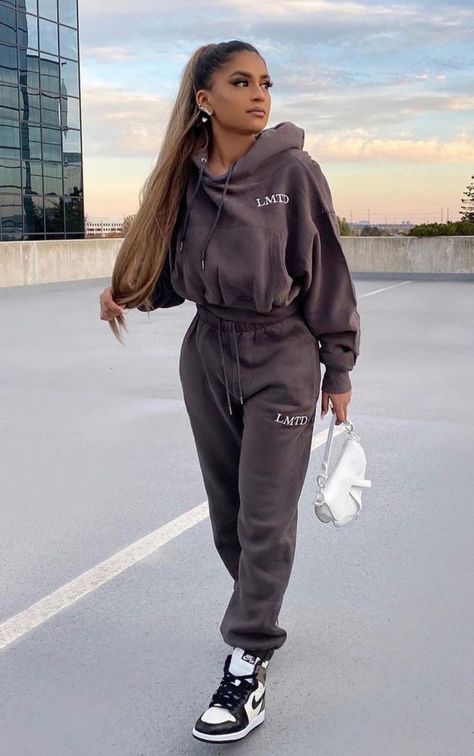 Baggy Sweatpants Outfit Baddie, Sweats And Hoodies Outfits, Jogging Outfit Women, Sweat Pants Outfit Baddie, Aesthetic Sweatpants, Bruh Girl Outfits, Tracksuit Outfit Women, Sweat Set Outfits, Sweatsuit Outfits