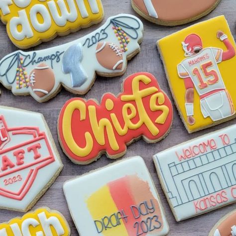 Cookie Momster KC on Instagram: "HAPPY DRAFT DAY KANSAS CITY!!!! This has got to be my most favorite order of the year. My cookies get to go to the draft room with the team GM! I die every year. 🥰🥰 Thanks @pumpky_v . . . #nfldraft #cookiemomsterkc #kansascitychiefs #kccookies #chiefscookies #nfldraftday #footballcookies #kcchiefs" Kansas City Cookies Decorated, Travis Kelce Cookies Decorated, Football Team Cookies, Kansas City Chiefs Cookies, Kc Chiefs Cookies, Chiefs Food, Chiefs Cookies, Chiefs Party, Specialty Cookies