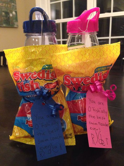 Swim teacher gift - Swedish Fish and a water bottle; "You are o"fish"ally the best swim coach ever!" Swim Sister Gifts, Swim Teacher Gift Ideas, Swim Instructor Gift Ideas, High School Swim Team Banquet Ideas, End Of Season Swim Team Gifts, Swim Team Gift Ideas, Swim Coach Gift Ideas, Swim Teacher Gifts, Swim Teacher