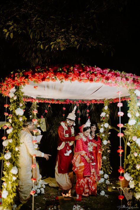 Traditional mandap design Bengali Wedding Kunjo Design, Bangladesh Wedding Decoration, Wedding Decorations Bengali, Bengali Wedding Mandap Decoration, Bengali Mandap Decoration, Bengali Wedding Decoration Ideas, Bengali Wedding Backdrop, Bengali Wedding Decorations, Traditional Bengali Wedding Decor