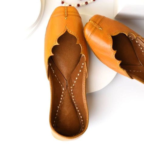 Women Juttis & Mojaris, Punjabi Jutti Design, Punjabi Juti, Pakistani Shoes, Gold Slippers, Indian Shoes, Kids Dress Collection, Punjabi Fashion, Punjabi Jutti